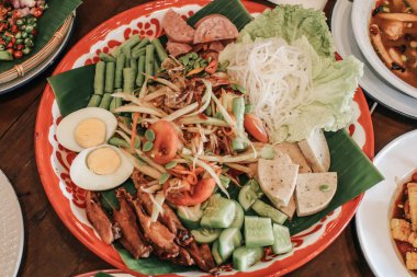 Tayland yemeği konsepti. Karışık Som tum veya karışık papaya salatası ve büyük bir tepside çeşitli mezeler. Sıcak ve baharatlı Tayland yemeği..