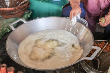 Ev yapımı yağda kızartılmış muz ve susamlı 