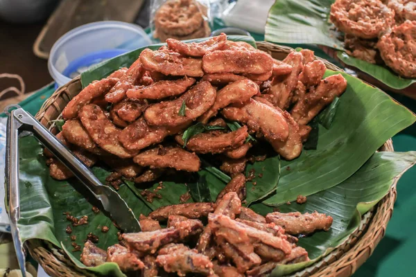 Sokak Yemeklerinde Kızarmış Muz Susamlı Kluay Tod Tayland Çerezi Konsepti — Stok fotoğraf