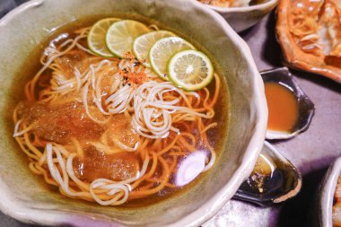 Soğuk limonlu Ramen ya da limonlu Japon buğdaylı erişte dilimlenmiş narenciye çorbası..