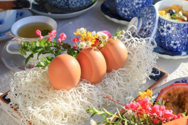 Çıtır pirinçli yumurta, vermicelli, lapa ile yenir. Güneşin altında güzel bir kahvaltı masası..