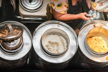 Hindistan cevizi dondurma veya itim keri satan bir Taylandlı bayan