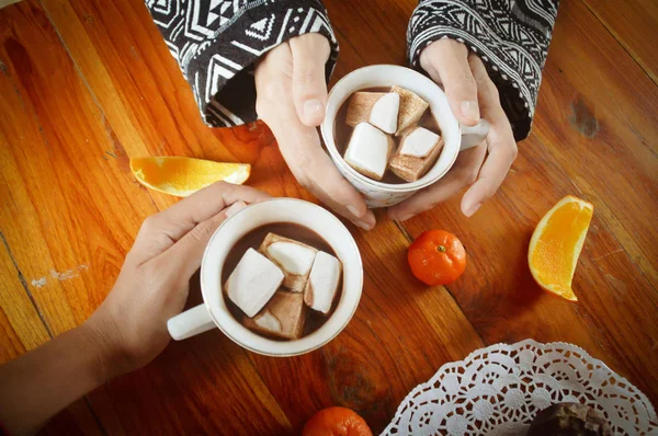 Sıcak çikolatalı içecekler ve marshmallow ile huzurlu bir soğuk sabah paylaşımı