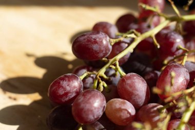 Tahtadaki kırmızı üzüm