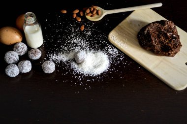 Koyu bir arkaplanda pişirmek için malzemeler.