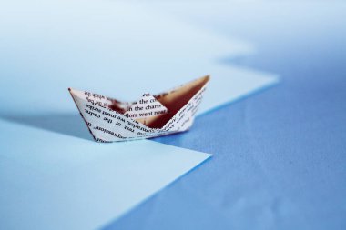 Kağıt uçağı kapat.