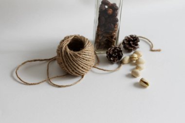 Noel kompozisyonu. Kurumuş noel baloları, tarçın, noel baloları, kozalak, anason ve noel ağacı dalları. Noel konsepti.