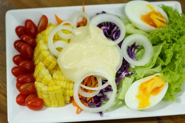 Sağlıklı bir diyet ve yaşam tarzı için Ovo vejetaryen salata