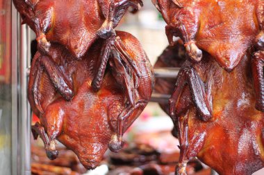 Pekin ördekleri (ikonik bir Çin yemeği) Hong Kong sokaklarında satılır.