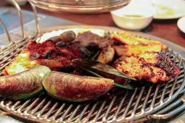 Tavada ızgara sebze ve sos.