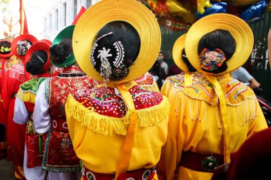 10-9 'un karnavalı. Şehrin en güzel ve en güzel insanlarından oluşan bir grup.