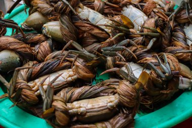 Pazarda balıklı ızgara karides.