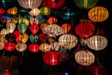 Hoi an 'ın ünlü fenerleri, Vietnam Fener Festivali sırasında