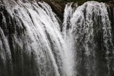 Şelale gibi akan sular doğanın gücünü gösteriyor.