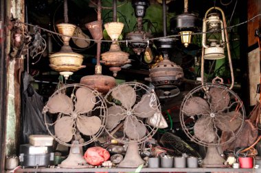 Şehirdeki eski ahşap masa.