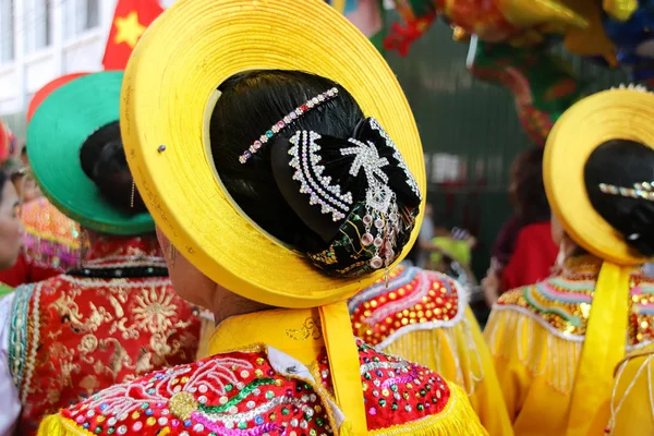 ベトナムのバカヤンで東京ファイアクラッカーフェスティバル中に伝統的な服を着ているベトナムの女性 — ストック写真