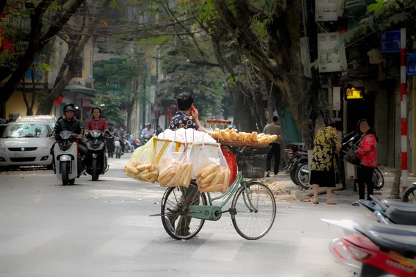 Uma Mulher Chapéu Bicicleta — Fotografia de Stock