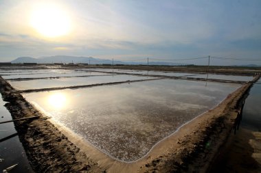 Sabahları tuz gölünün tuz tarlaları.