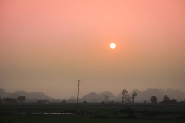 Denizin üzerinde güzel bir gün batımı
