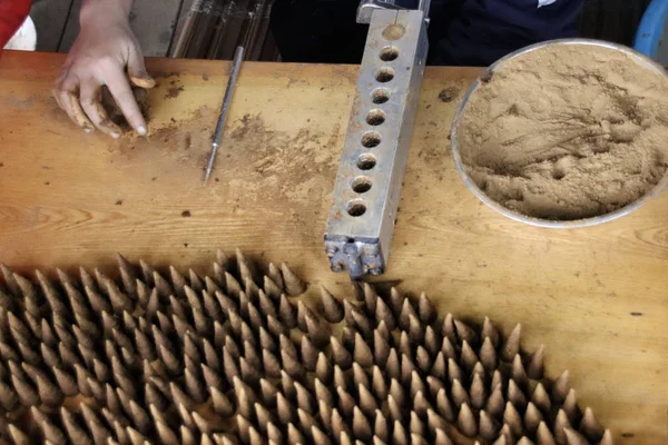 Sa pa, Vietnam 'da yaşayan Hmong halkı tarafından geleneksel hediyelik eşya olarak satılan el yapımı tütsü konileri.