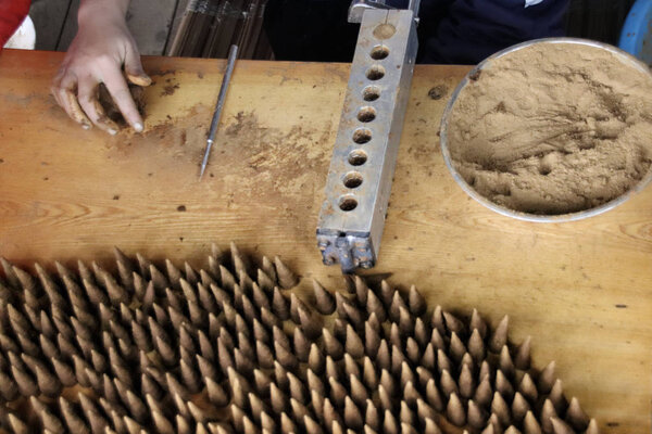 Конусы ладана ручной работы, продаваемые как традиционные сувениры хмонгами, живущими в Са па, Вьетнам