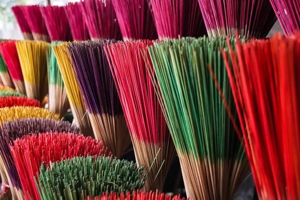 Tütsü çubuğu, insanların yerel geçim kaynaklarını ve kültürünü gösteren Hue, Vietnam 'daki Thuy Xuan Tütsü Köyü' nde turistler için popüler hediyelik eşya olarak satılmaktadır.