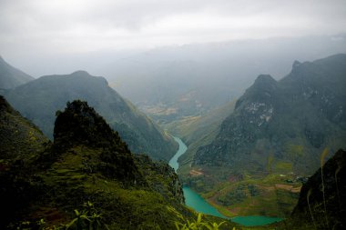 Vietnam 'daki ünlü Ha Giang döngüsünün karst sıradağlarının sinematik manzarası.