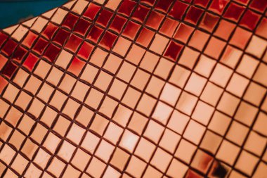 Kükreyen 20 'ler, cazibe, zarafet, lüks ve 1920' lerin temasını gösteren altın ışıltılı arka plan