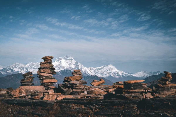 Nepal 'deki Ghorepani Poon tepesindeki Annapurna Ana Kampı' na giden yol boyunca Cairn kaya oluşumu.