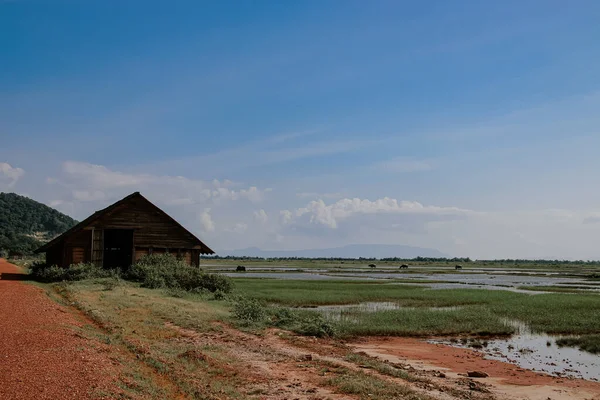 Altes Hölzernes Salzlager Kampot Kambodscha Das Den Lebensunterhalt Und Das Stockbild