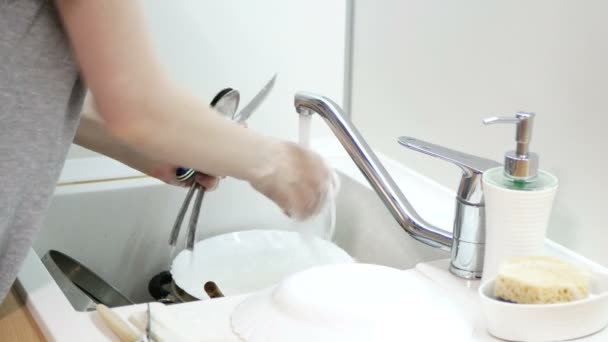 Wanita Tangan Bilas Pisau Dan Sendok Dapur Cuci Rutin — Stok Video