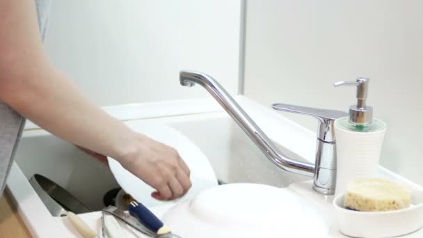 Жінка Руки Мильна Біла Тарілка Кухні Режим Миття Посуду — стокове відео