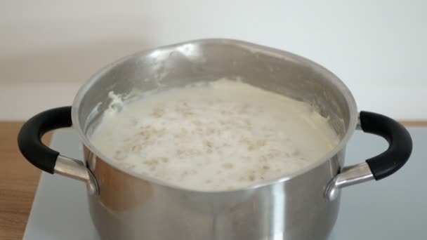 Persona Toma Masa Cola Avena Gachas Las Gachas Avena Cocinan — Vídeos de Stock