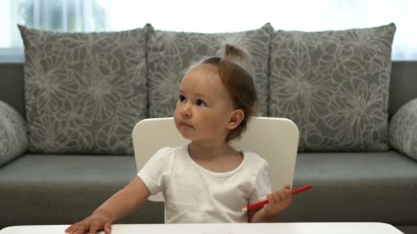 Nettes Kleines Mädchen Malt Mit Rotstift — Stockvideo