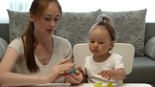 Leuk Klein Meisje Aantrekkelijke Jonge Moeder Spelen Plasticine Dochter Moeder — Stockvideo