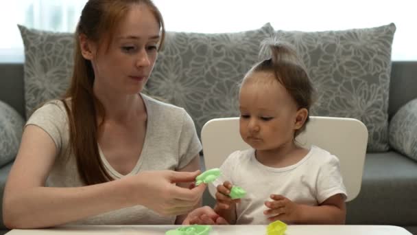 可爱的小女孩和迷人的年轻妈妈玩塑料 女儿和母亲在一起 花时间做塑胶图 — 图库视频影像