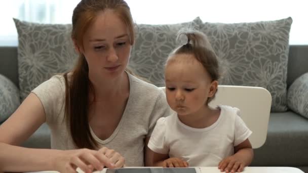 Söt Liten Flicka Och Attraktiv Ung Mor Titta Tablett Dotter — Stockvideo