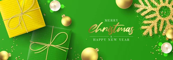 圣诞快乐 新年快乐 假日背景与现实的黄色和绿色礼品盒 燃烧的蜡烛 圣诞球 金色的意大利面和雪花 矢量说明 — 图库矢量图片