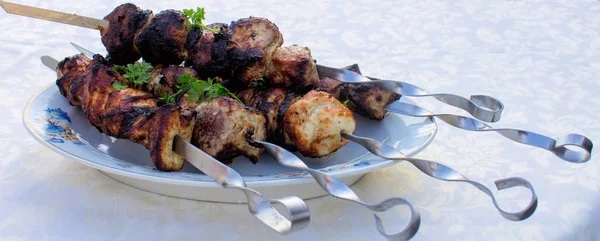 Bir tabak kızarmış şiş kebap.