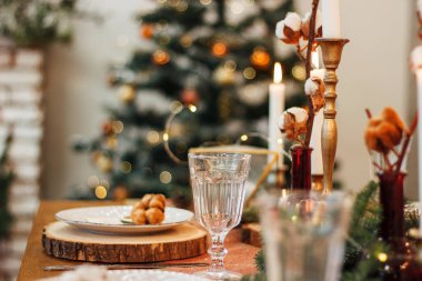 Festival tablo ayarı, bardak, tabak, pamuk bir plaka üzerinde Noel ağacı içinde belgili tanımlık geçmiş