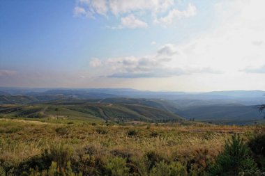 dağ manzarası ve sonsuz gökyüzü