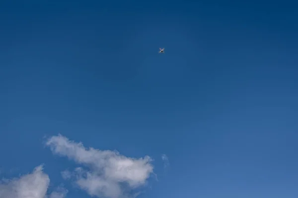 Yüksek çözünürlük fotoğraf çekerken arazi üzerinde uçan uçak