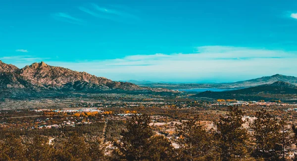 Ağaçlar ve dağlar arasında panoramik manzarası