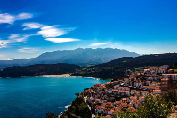 Kasabanın önünde Atlantik Okyanusu