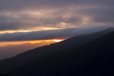 Yüksek dağlar ve geniş vahşi ormanlar arasında güzel günbatımı