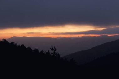 Yüksek dağlar ve geniş vahşi ormanlar arasında güzel günbatımı