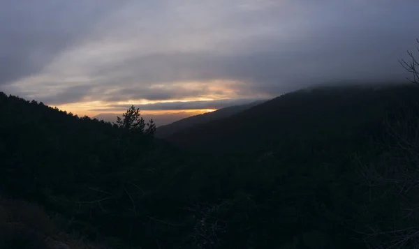 Schöner Sonnenuntergang Zwischen Hohen Bergen Und Weiten Wilden Wäldern — Stockfoto