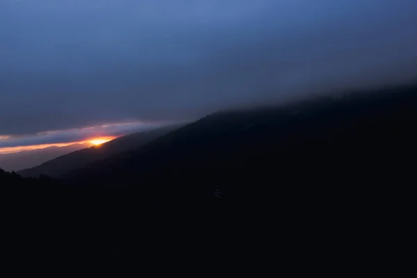 Schöner Sonnenuntergang Zwischen Hohen Bergen Und Weiten Wilden Wäldern — Stockfoto