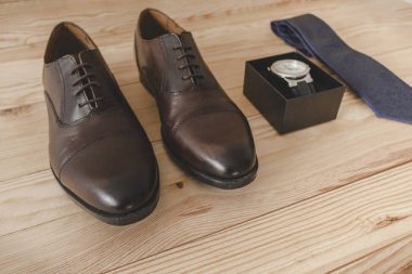 Ayakkabı, kravat ve zarif elbise için aksesuar olarak izlemek