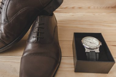 Ayakkabı ve seyretmek gibi zarif elbise için aksesuarlar